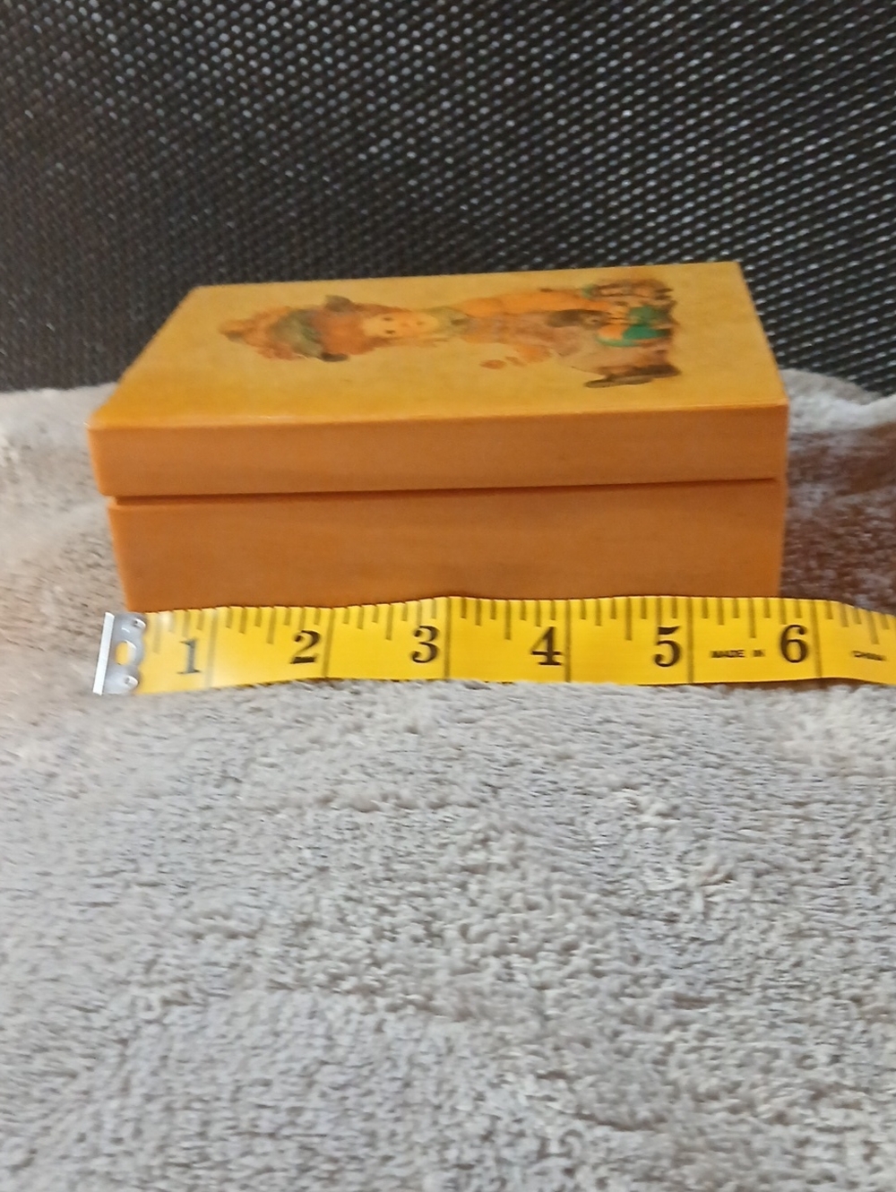 Vintage Illustration Trinket Box in Warm Yellow with Doll Motif - Picture 5 of 6